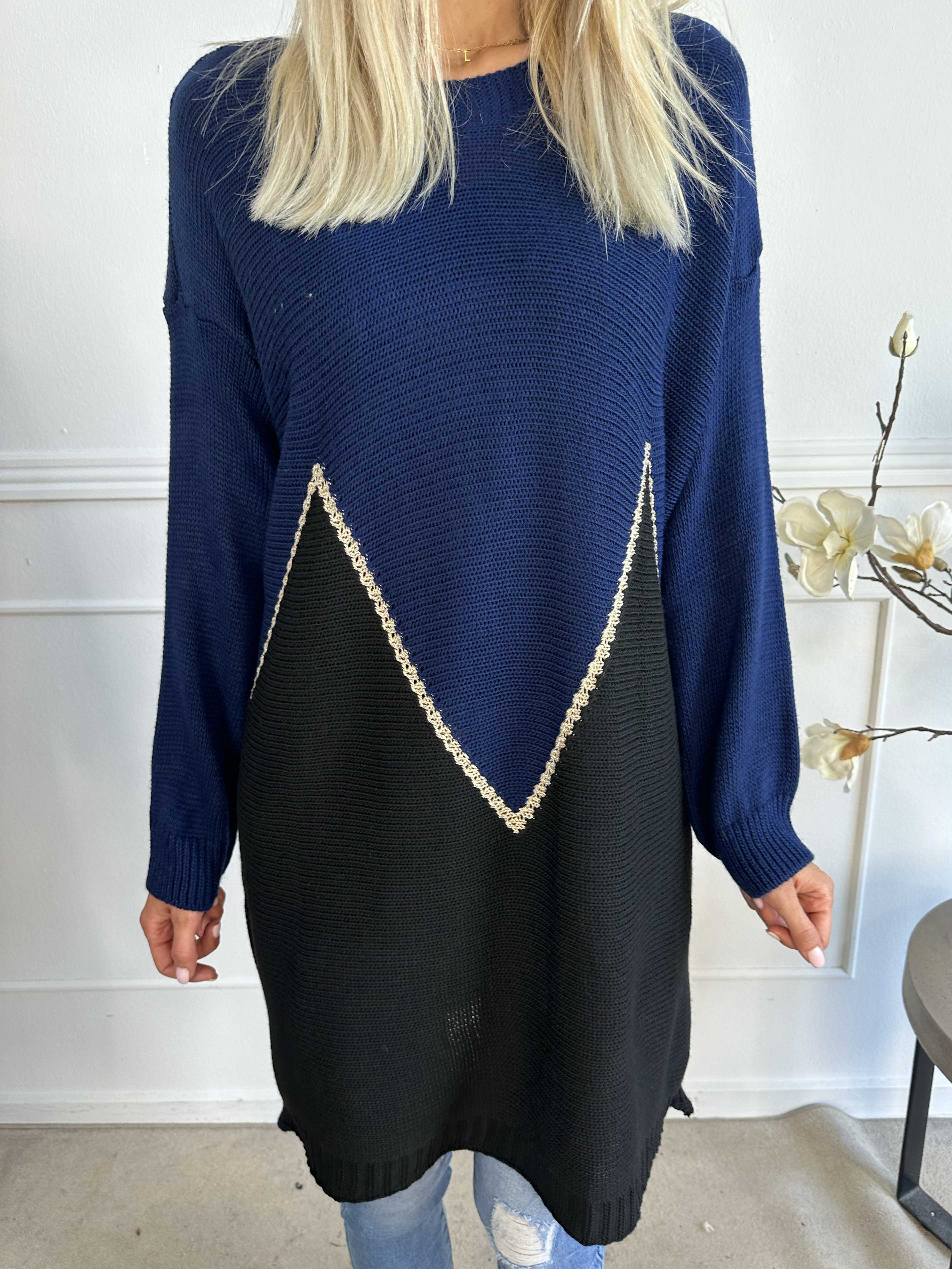 Amara - Tofarvet strikkjole med gulddetaljer